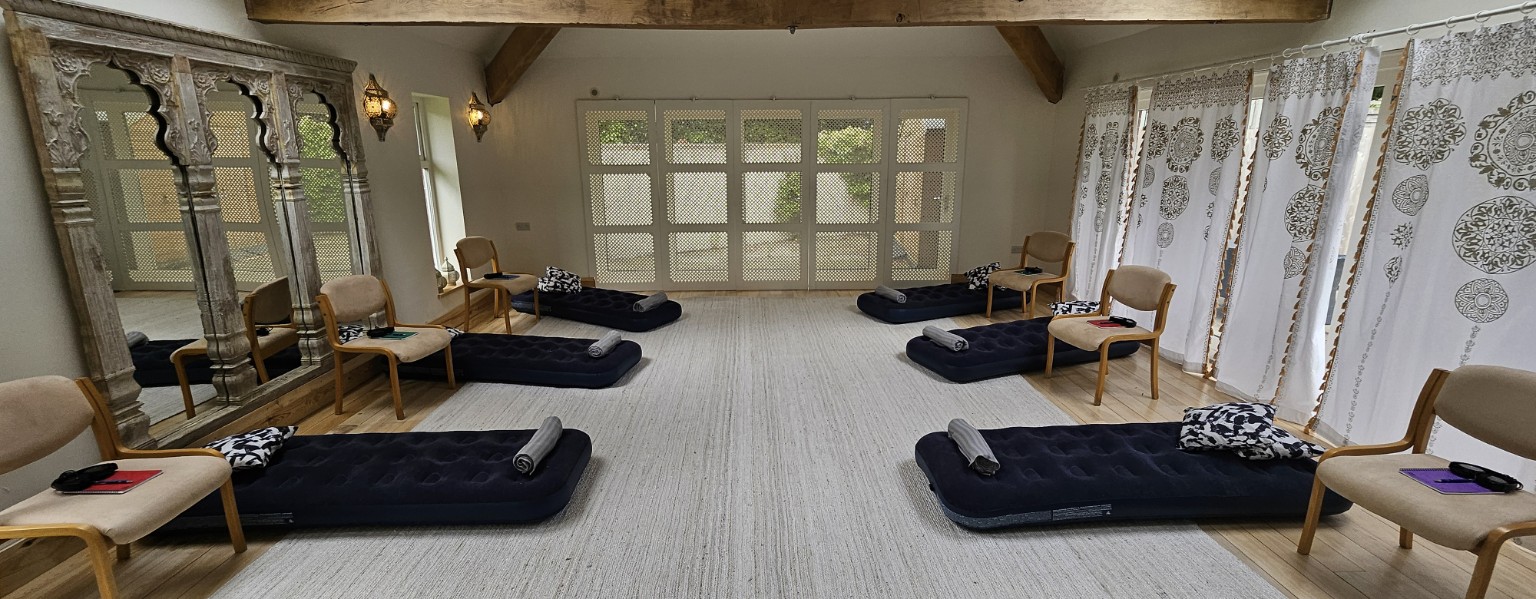 The workshop room prepared with individual resting spaces, chairs, headphones and blankets.